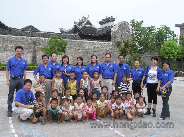 2005年湖南麻阳兰里镇中心小学支教——踏歌而行--我们的队伍